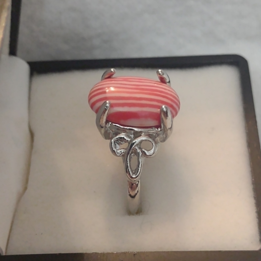 New women's red and white size 7 3/4 ring - Picture 3 of 3
